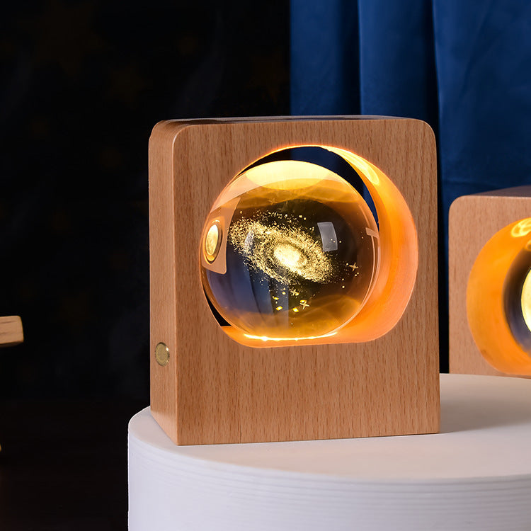 Kristall nattlampa sovrum med trästativ och galaxmönster inuti för mjuk belysning