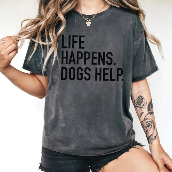 Grå t-shirt med tryck Life Happens Dogs Help modell med t-shirt med hundmotiv