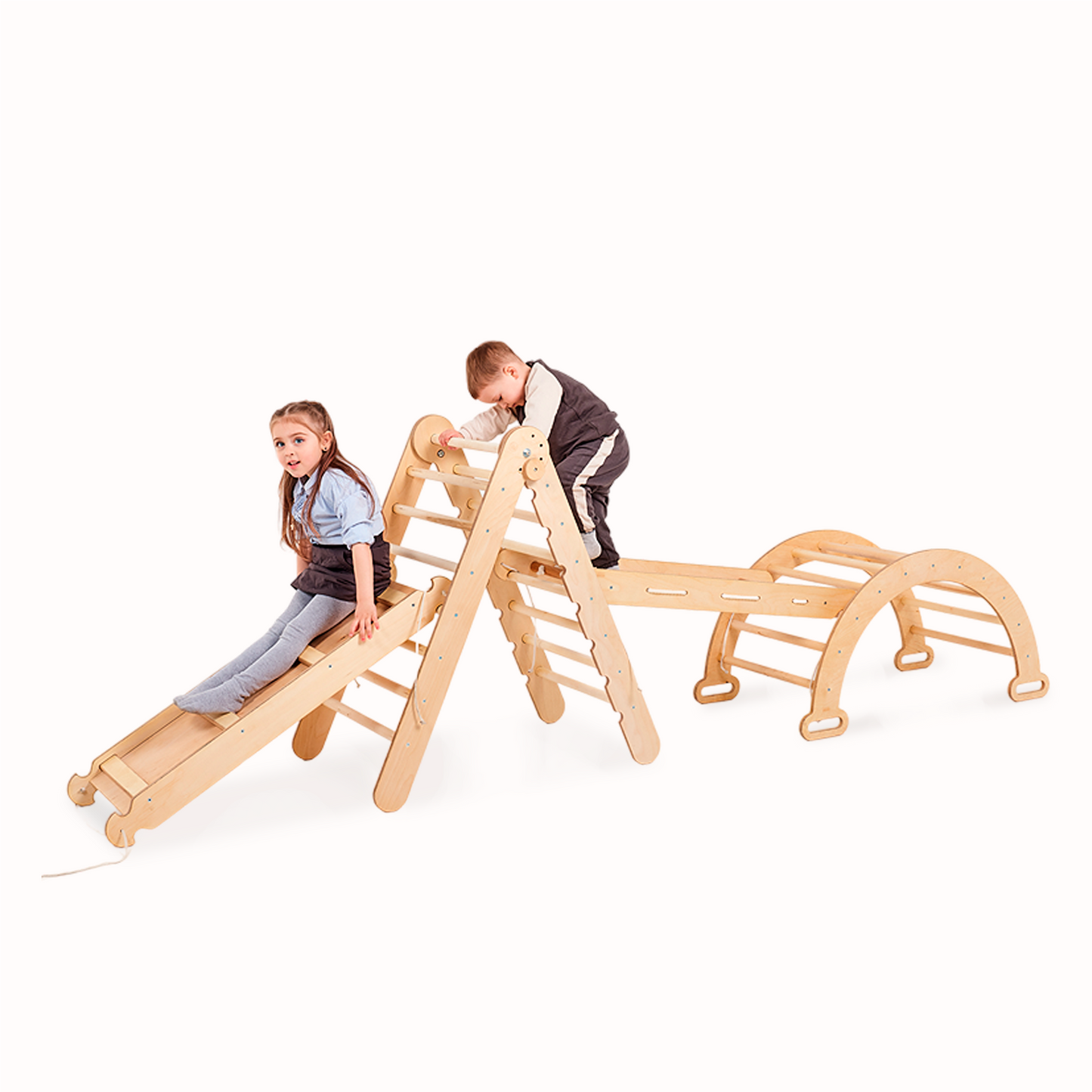 Montessori klätterställning 4-i-1 – beige set med klättertriangel, rutschkana, klätterbåge och klätternät. Säker och rolig inomhuslek för barn 1–7 år Goodevas