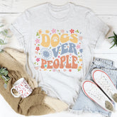 Hundälskare t-shirt i vitt med färgglad text Dogs Over People och blommor från MerchMallow